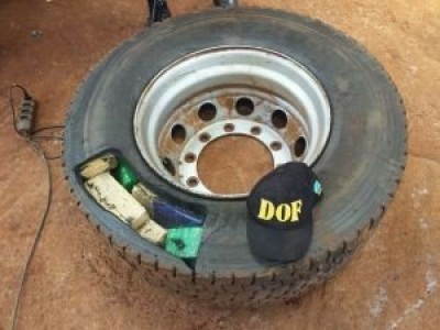 A droga estava dividida em tabletes e dentro dos pneus. ((Foto: Divulgação DOF))