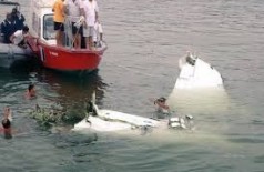 Destroços do avião que caiu em Paraty são resgatados e seguem para Angra