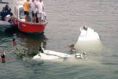 Destroços do avião que caiu em Paraty são resgatados e seguem para Angra