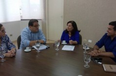 Reunião no gabinete da prefeita Délia para discutir a falta de vagas nos Ceims. ((Foto: Divulgação))