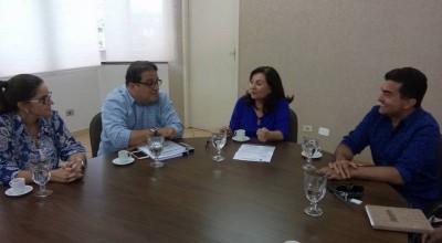 Reunião no gabinete da prefeita Délia para discutir a falta de vagas nos Ceims. ((Foto: Divulgação))