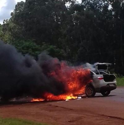 Carro pegou fogo em acidente na BR-463. ((Foto: Jorge Simão))