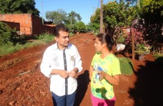 Vereador Marçal explica para moradora que bairro perdeu recurso por inércia da prefeitura ((Foto: Divulgação))