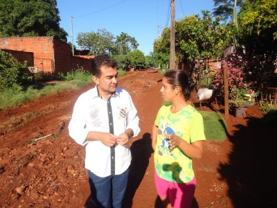 Vereador Marçal explica para moradora que bairro perdeu recurso por inércia da prefeitura ((Foto: Divulgação))