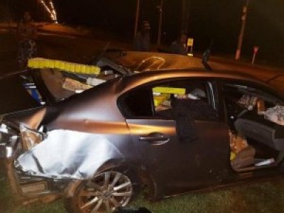 Carro capotou na rotatória de acesso à reserva indígena ((Foto: Divulgação/PM))