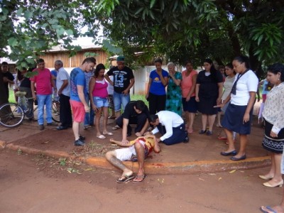 O homem foi atendido no local e levado ao Hospital da Vida. ((Foto: Sidnei Bronka))