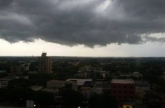 Imagem captada na sexta-feira mostra o tempo fechando em Dourados, durante esse fevereiro mais chuvoso que a m... (Foto: Gilberto Pieretti)