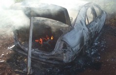 Corpo carbonizado é achado em porta-malas de veículo em chamas em bairro de Dourados