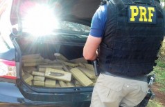 Mais de 90 kg de maconha são encontraos em porta-malas e homem é preso