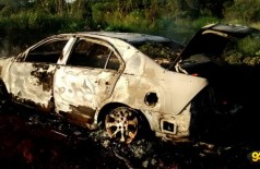Corpo foi encontrado carbonizado dentro de carro em chamas na periferia de Dourados (Foto: Sidnei Bronka)