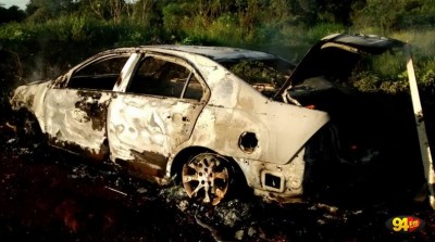 Corpo foi encontrado carbonizado dentro de carro em chamas na periferia de Dourados (Foto: Sidnei Bronka)