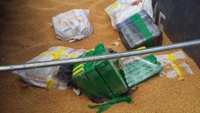 Fardos com tabletes de maconha estavam sob carga de soja em carreta (Foto: Adilson Domingos)