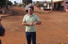 Vereador Marçal Filho tem visitado regiões de Dourados castigadas com ruas esburacadas desde o início do ano (Foto: Karol Chicoski)