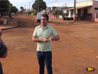Vereador Marçal Filho tem visitado regiões de Dourados castigadas com ruas esburacadas desde o início do ano (Foto: Karol Chicoski)