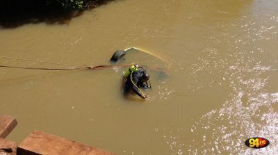 Carro que caiu em rio foi resgatado pelos militares do Corpo de Bombeiros de Dourados (Foto: Adilson Domingos)
