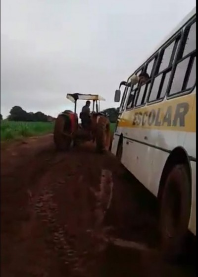 Ônibus escolar atola na linha do Barreirinho e é resgatado por trator; vídeo