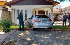 Carro desgovernado invade calçada, derruba portão de casa e mata irmã de ex-candidato a prefeito de Dourados