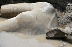 Arqueólogos acham estátua de 8 metros do faraó Ramsés II em favela do Egito