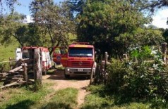 Viaturas pararam na entrada da casa, mas vítimas estavam a cerca de 1 km dentro da mata (Bombeiros / Divulgação)