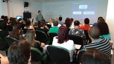 Infectologista Daniel Abrahão falou sobre profilaxia da transmissão vertical do HIV e terapia antirretroviral... (Foto: Divulgação/HU-UFGD)
