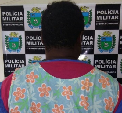 Mulher tenta furtar roupas em loja no centro. ((Foto: Divulgação/Polícia Militar))