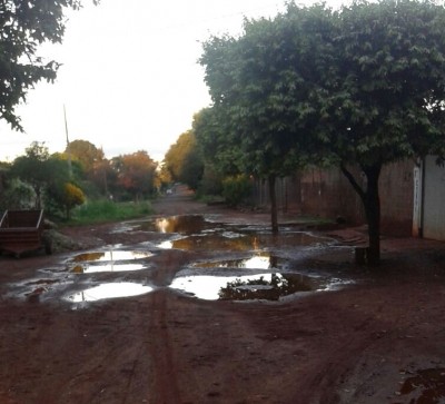 Rua Antônio Amaro de Mattos, perto da Coronel Ponciano. ((Foto: Divulgação/ouvinte 94FM))