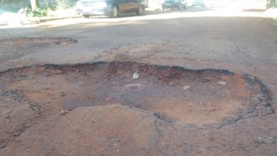 Buraco na Rua Oliveira Marques ((Foto: Divulgação/94FM))