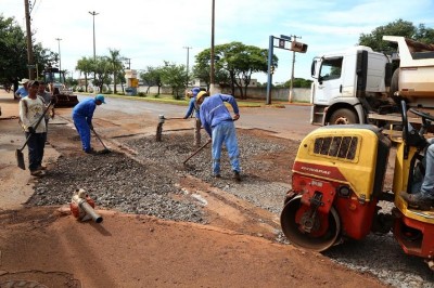 Tapa-buracos emergencial em Dourados é executado pela Enerpav G.S. Ltda, que foi contratada com dispensa de li... (Foto: A. Frota)