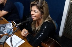 Paula Mattos no estúdio da 94FM. ((Foto: Karol Chicoski))