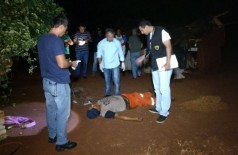 Homem assassinado na aldeia Bororó. ((Foto: Sidnei Bronka))