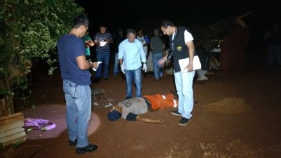 Homem assassinado na aldeia Bororó. ((Foto: Sidnei Bronka))