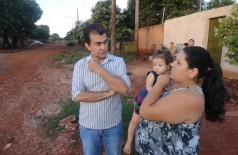 Marçal conversa com moradora do Jóquei Clube. ((Foto: Divulgação))