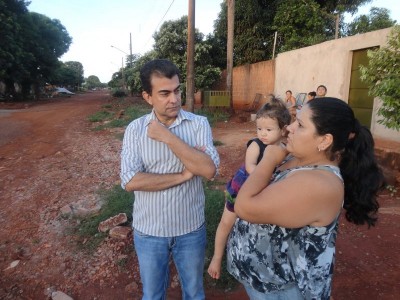 Marçal conversa com moradora do Jóquei Clube. ((Foto: Divulgação))