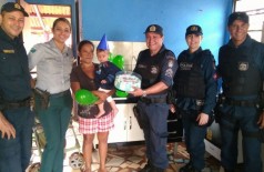 Comemoração de um ano do pequeno Brayan teve bolo e refrigerante doados por policiais militares de Dourados (Foto: Divulgação/3º BPM)