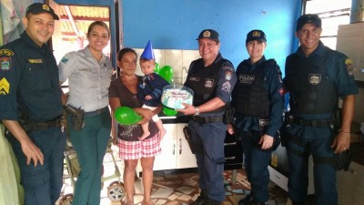 Comemoração de um ano do pequeno Brayan teve bolo e refrigerante doados por policiais militares de Dourados (Foto: Divulgação/3º BPM)