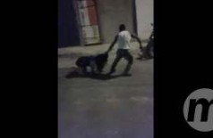 Esposa é arrastada pelos cabelos no meio da rua, mas defende marido de policiais