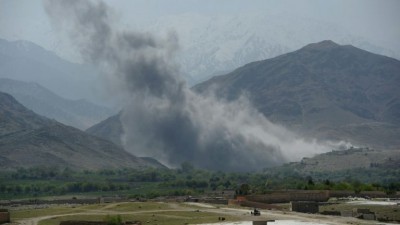 Foto tirada em 11 de abril de 2017 mostra fumaça após ataque aéreo dos EUA em Achin (Foto: AFP) ()