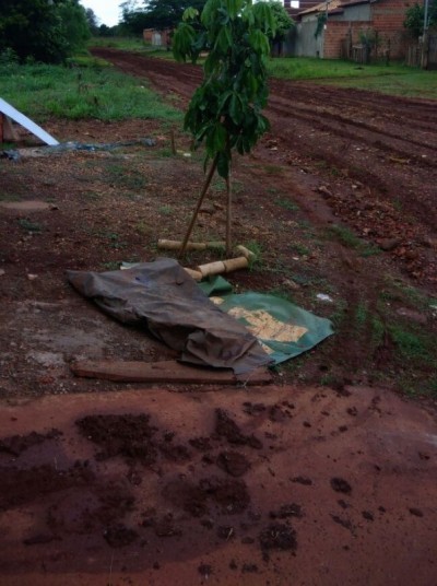 Moradores ficam ilhados após patrolamento da prefeitura no Jardim Vitória