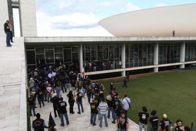 Após protesto, idade mínima para aposentadoria de policiais deve cair para 55 (Foto: Agência Brasil) ()