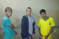 Jovens são presos pelo Getam acusados de tráfico de drogas e por porte ilegal de arma de fogo (Foto: Adilson Domingos) ()