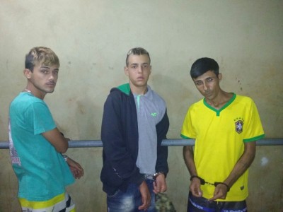 Jovens são presos pelo Getam acusados de tráfico de drogas e por porte ilegal de arma de fogo (Foto: Adilson Domingos) ()