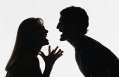 Esposa flagra marido com amante e quebra porta de mulher ao tentar agredi-la