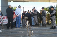 Em Dourados, manifestantes tentam impedir entrada de funcionários em banco privado (Foto: Divulgação) ()