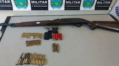 Armas e munições apreendidas pela polícia; (foto: Divulgação/Polícia Militar) ()