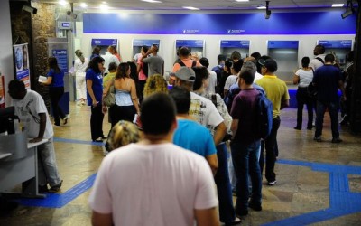 Nascido em junho, julho e agosto podem sacar contas inativas do FGTS a partir do dia 12 de maio (Foto: Tomaz S... ()