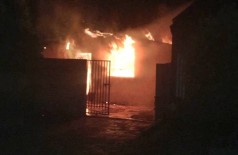 Inconformado com separação, homem põe fogo na casa da ex-mulher em Dourados (Foto: Adilson Domingos) ()
