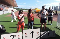 Bethania Ferreira Gomes (3° lugar) e outras duas atletas recebendo a medalha na prova de disco em São Paulo, n... ()