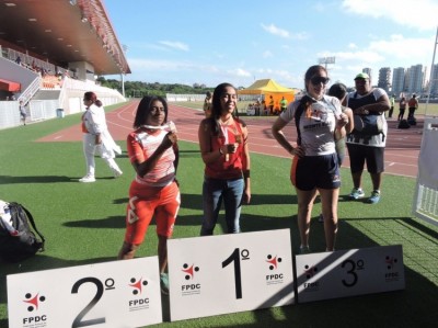 Bethania Ferreira Gomes (3° lugar) e outras duas atletas recebendo a medalha na prova de disco em São Paulo, n... ()
