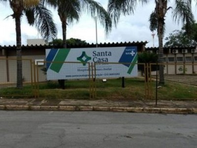 Médica é demitida após postar foto do filho a ajudando em cirurgia (Foto: Reprodução/Facebook) ()