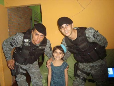 A pequena Eloyse realizou o sonho de tirar uma foto ao lado de policiais militares em Dourados (Foto: Divulgaç... ()